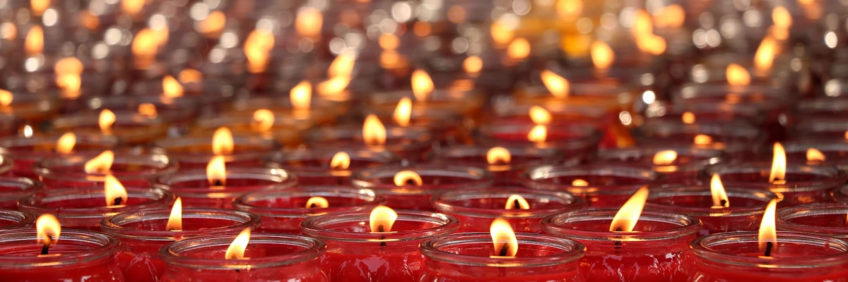 Il catechismo illumina il mondo Molte file di lumini rossi accesi: il catechismo illumina il mondo